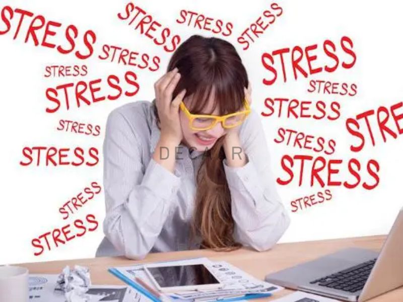 Mụn sưng không nhân ở cằm hình thành do stress và căng thẳng